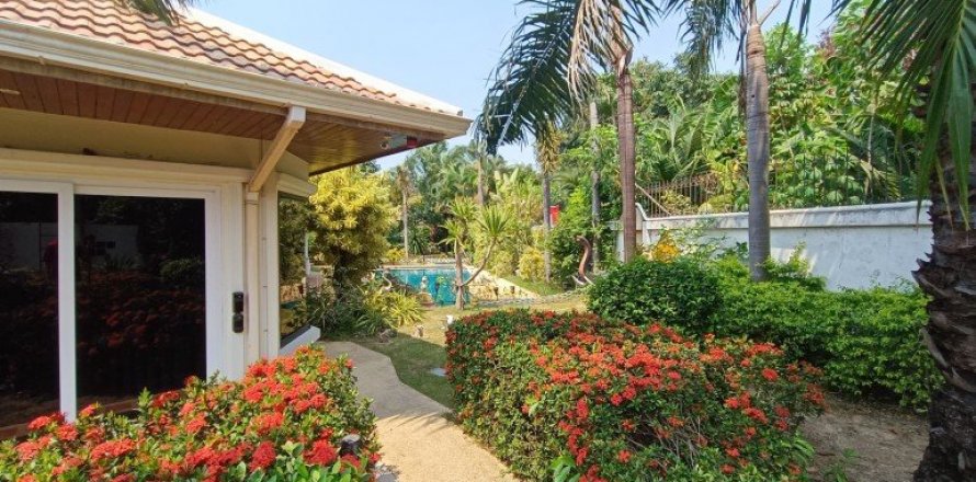 House in Pattaya, Thailand 4 bedrooms № 43179