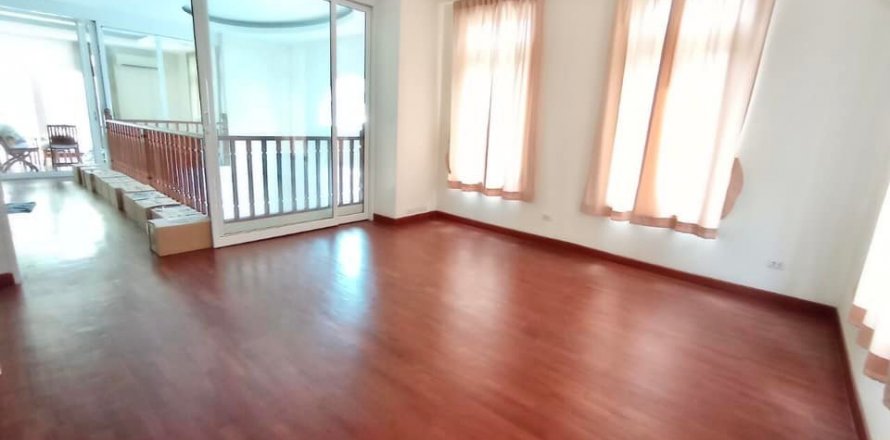 House in Bangkok, Thailand 4 bedrooms № 44052