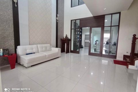 House in Bangkok, Thailand 3 bedrooms № 44050 - photo 3