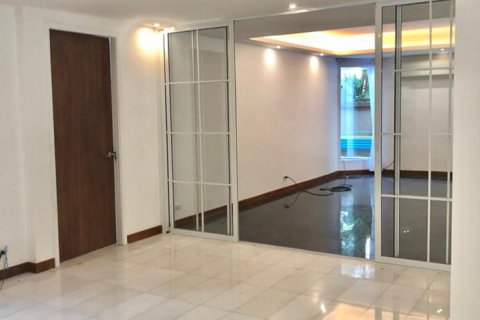 House in Bangkok, Thailand 6 bedrooms № 44161 - photo 6