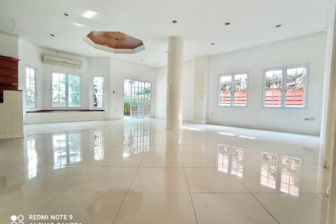 House in Bangkok, Thailand 5 bedrooms № 44070 - photo 2