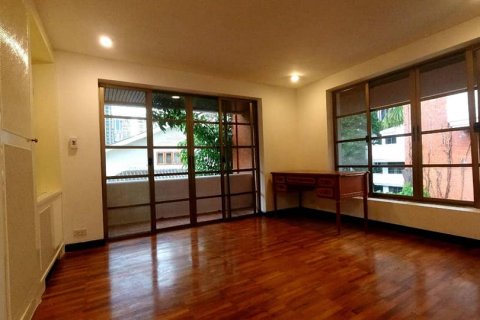 Townhouse in Bangkok, Thailand 4 bedrooms № 44089 - photo 4