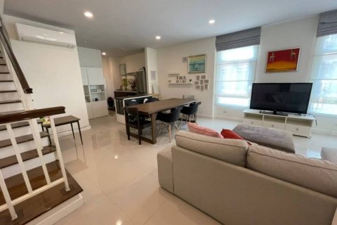 Townhouse in Bangkok, Thailand 4 bedrooms № 43978 - photo 1