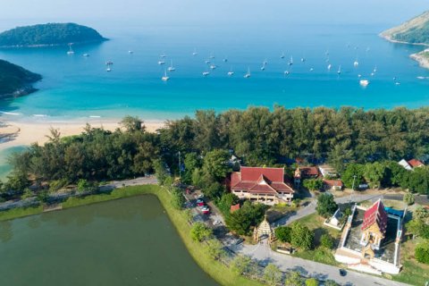 Upscale villas and luxurious condominiums are popular on Phuket