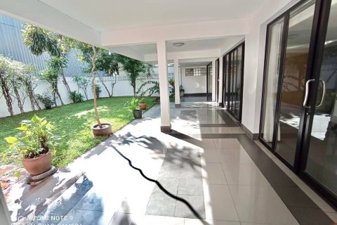 House in Bangkok, Thailand 6 bedrooms № 44047 - photo 4