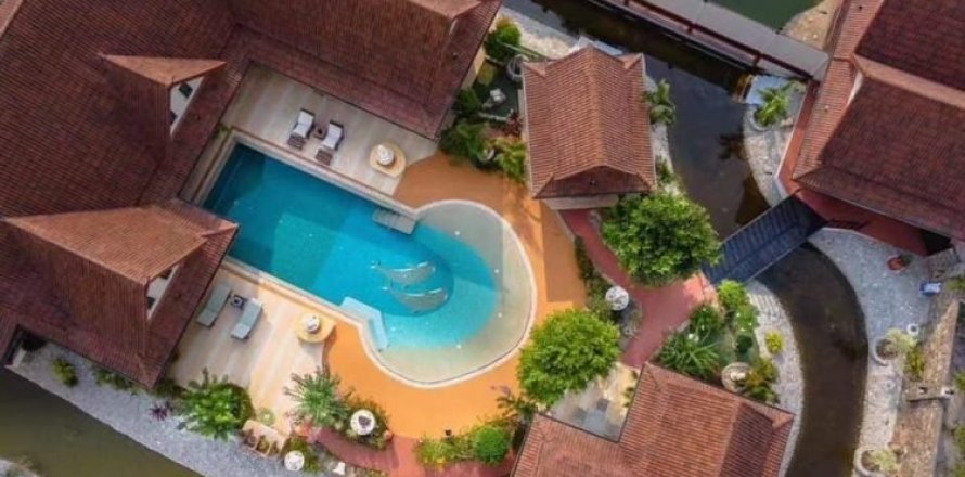Villa in Pattaya, Thailand 5 bedrooms № 44231