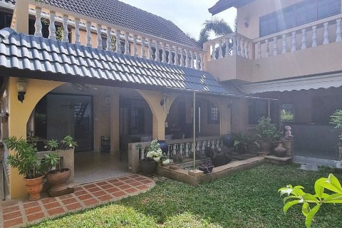 House in Bang Lamung, Thailand 6 bedrooms № 44351 - photo 1