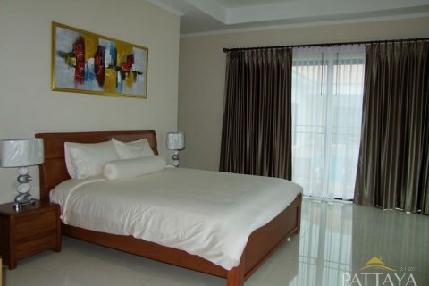 House in Pattaya, Thailand 4 bedrooms № 45437 - photo 3