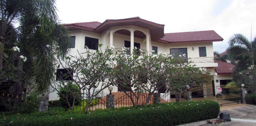 House in Pattaya, Thailand 4 bedrooms № 45430