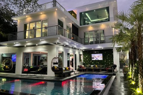 House on Jomtien Beach, Pattaya, Thailand 8 bedrooms № 45529 - photo 1