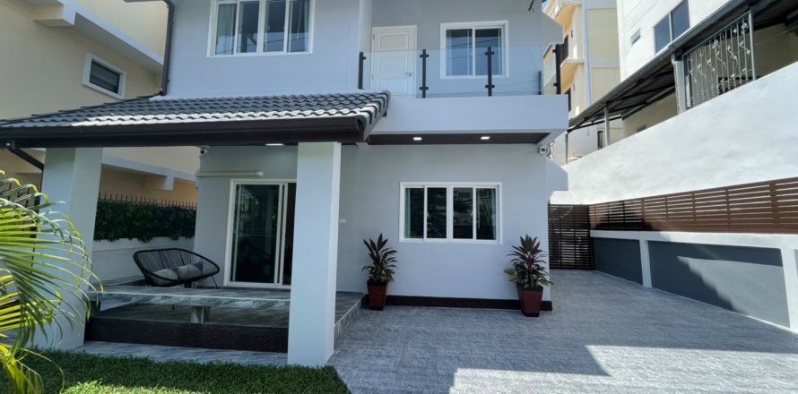 House in Pattaya, Thailand 4 bedrooms № 45480