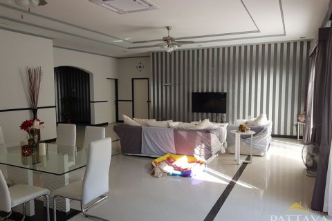 House in Pattaya, Thailand 4 bedrooms № 45438 - photo 5