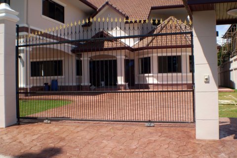 House in Pattaya, Thailand 4 bedrooms № 45517 - photo 2