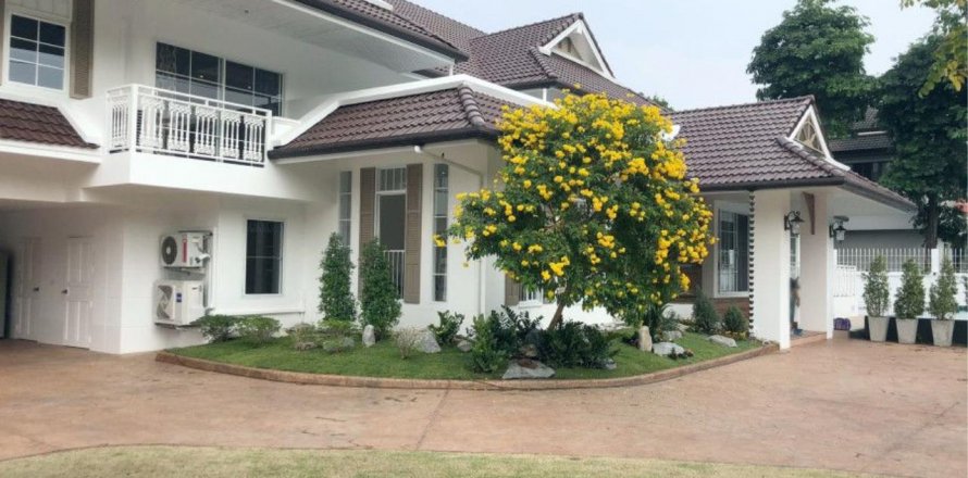 House in Bangkok, Thailand 6 bedrooms № 45808