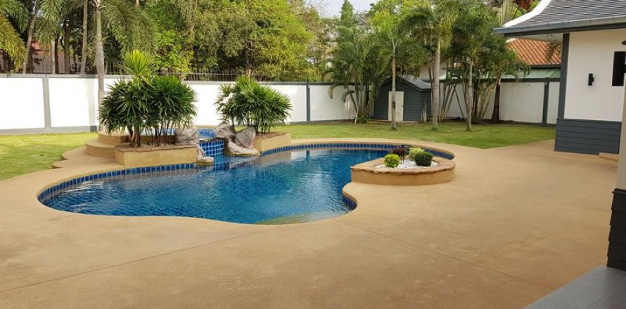 House in Pattaya, Thailand 4 bedrooms № 45438