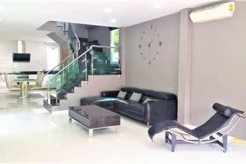 House in Pattaya, Thailand 5 bedrooms № 45475 - photo 1