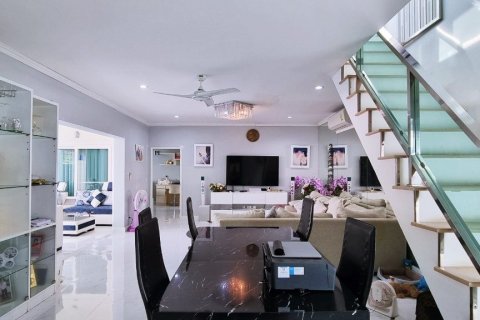 House in Bang Lamung, Thailand 6 bedrooms № 47120 - photo 3