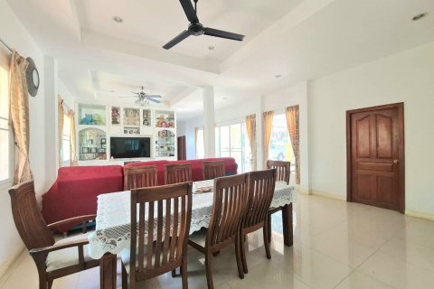 House in Bang Lamung, Thailand 5 bedrooms № 47153 - photo 8