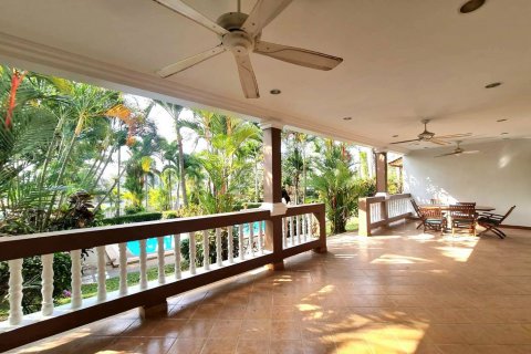 House in Bang Lamung, Thailand 6 bedrooms № 47152 - photo 4