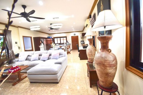 Villa in Hua Hin, Thailand 3 bedrooms № 47036 - photo 5