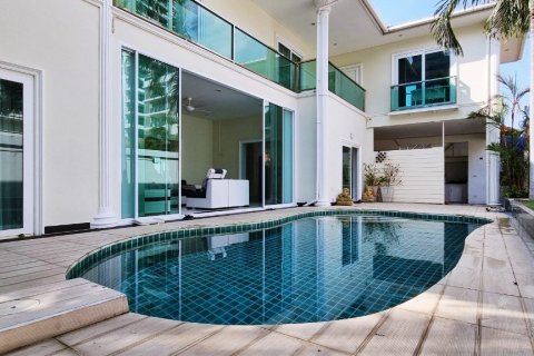 House in Bang Lamung, Thailand 6 bedrooms № 47120 - photo 1