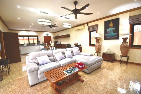 Villa in Hua Hin, Thailand 3 bedrooms № 47036 - photo 3